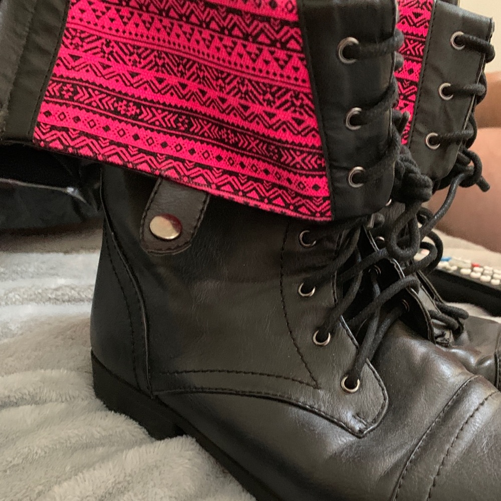 Black/white leather boots